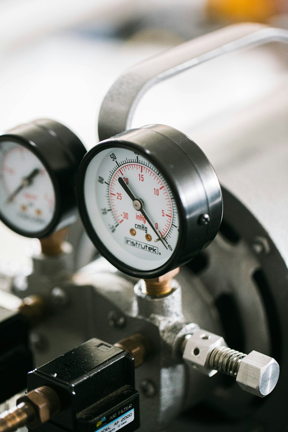 Manômetros e instrumentos de pressão em equipamento industrial