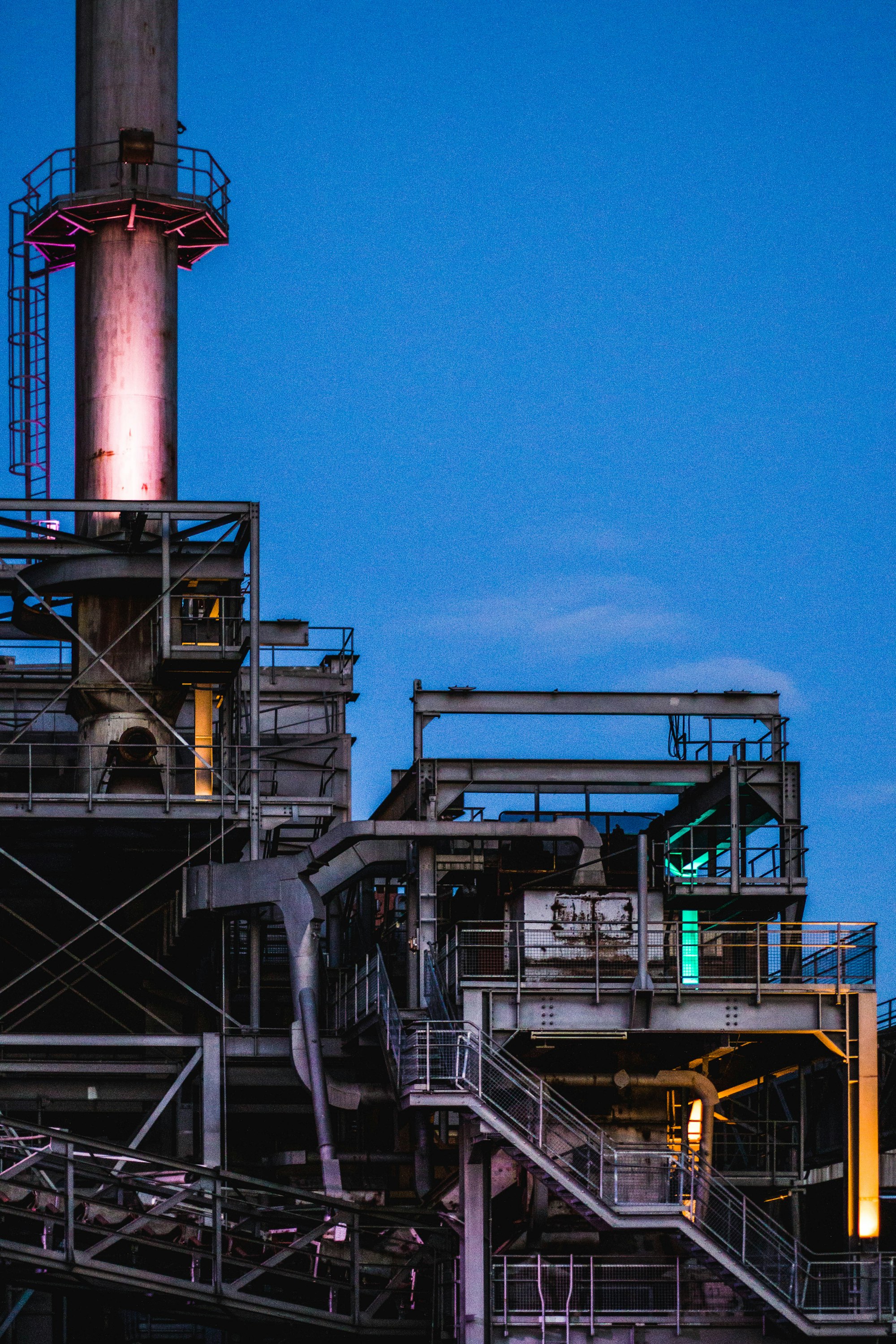 Planta industrial com instalações elétricas e estruturas metálicas